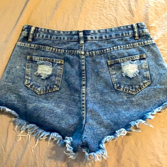 High waisted, medium wash, frayed jean shorts - Picture 2 of 3